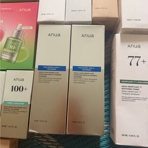 Anua  hyaluronic + Panthenol Hydrating Cleanser foam —